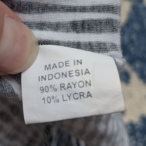 Dunia asymmetrical skirt size small black and white lines throughout - Picture 7 of 7